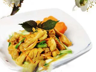 Phi lê đùi gà xào nghệ, bạn muốn thử không?